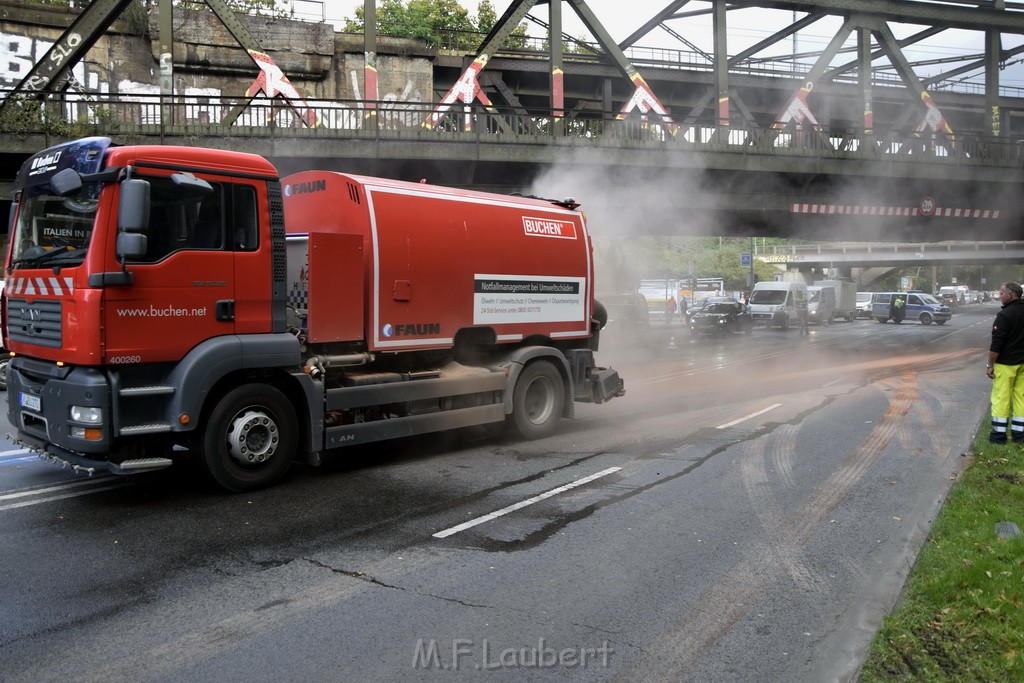 LKW blieb unter Bruecke haengen Koeln Ehrenfeld Innere Kanalstr Hornstr P478.JPG - Miklos Laubert